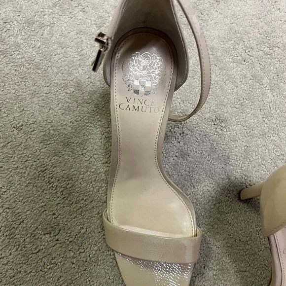 Vince Comuto! Like New!! Natural color/ patent leather sandals. 7.5 Worn twice. - Picture 5 of 8